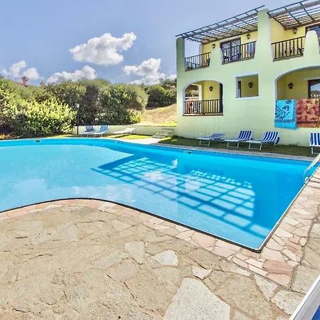 Villas With Air Conditioning And Shared Pool, Just A Few Minutes From La Pelosa