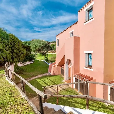Villas With Air Conditioning And Shared Pool, Just A Few Minutes From La Pelosa