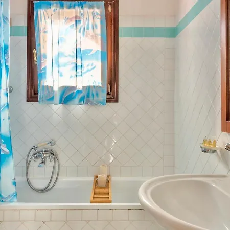 Villas With Air Conditioning And Shared Pool, Just A Few Minutes From La Pelosa